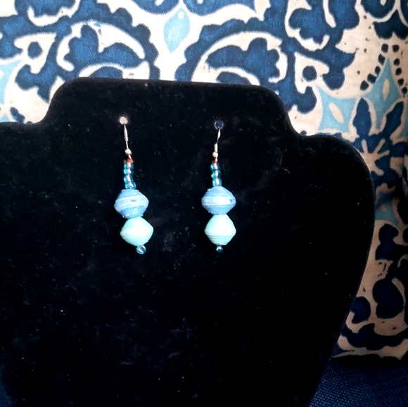 Handmade paper necklace and earrings. - Picture 2 of 6